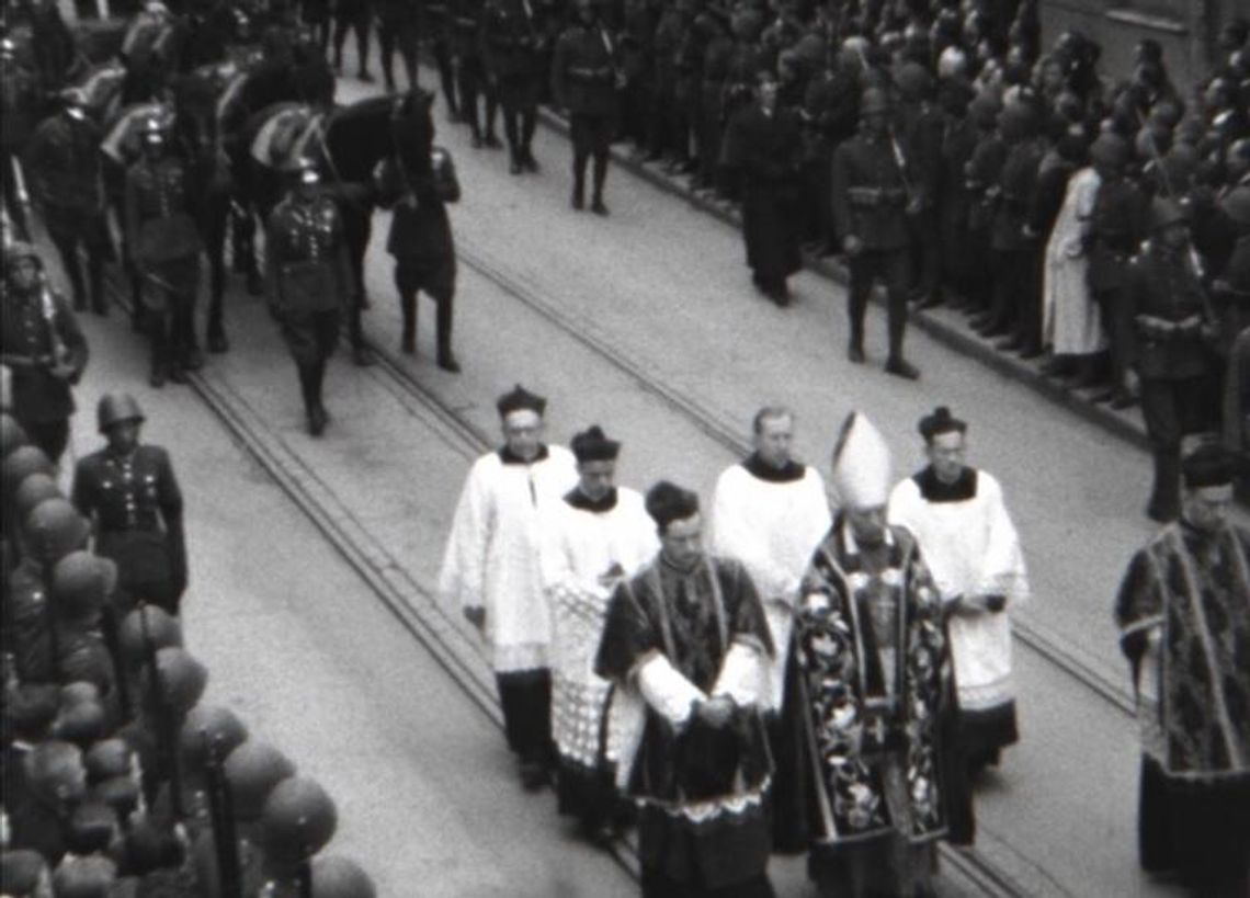 Odnaleziono nieznany film z pogrzebu Piłsudskiego. Unikatowe nagranie trafiło do Archiwów Państwowych