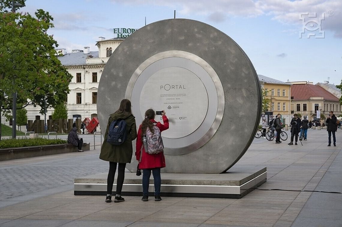 Portal na Placu Litewskim pozostanie na dłużej