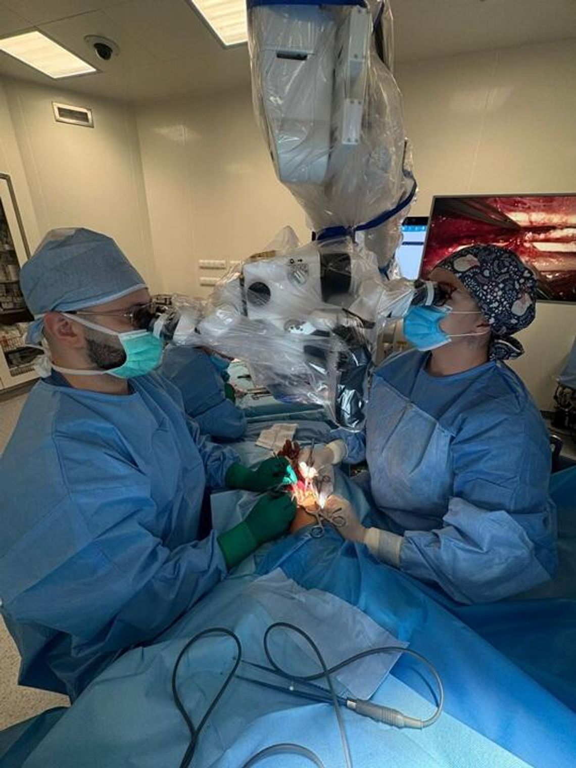 Precyzyjne operacje dzięki nowemu mikroskopowi w Lublinie