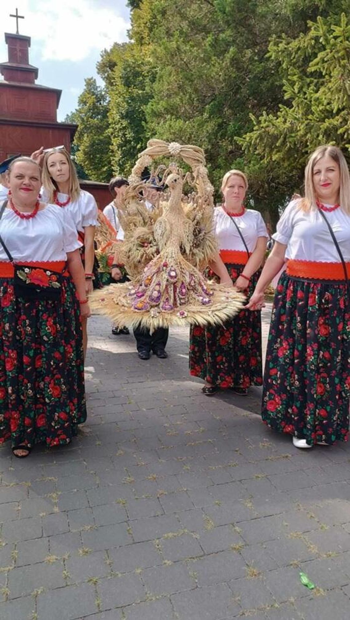 Święto plonów w Jastkowie. Wieńce dożynkowe i wspólna zabawa w parku przy pałacu