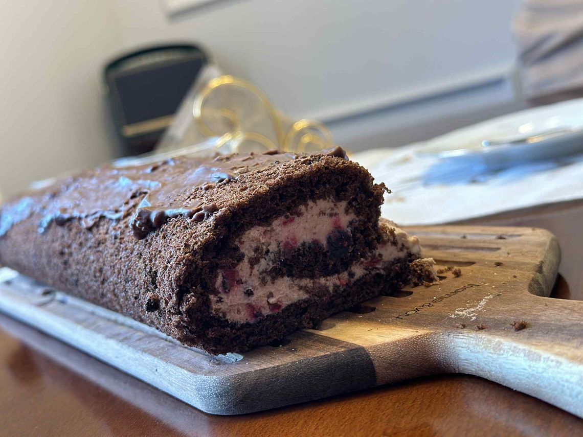 Szybkie i proste ciasto imieninowe - Rolada czekoladowo-jagodowa