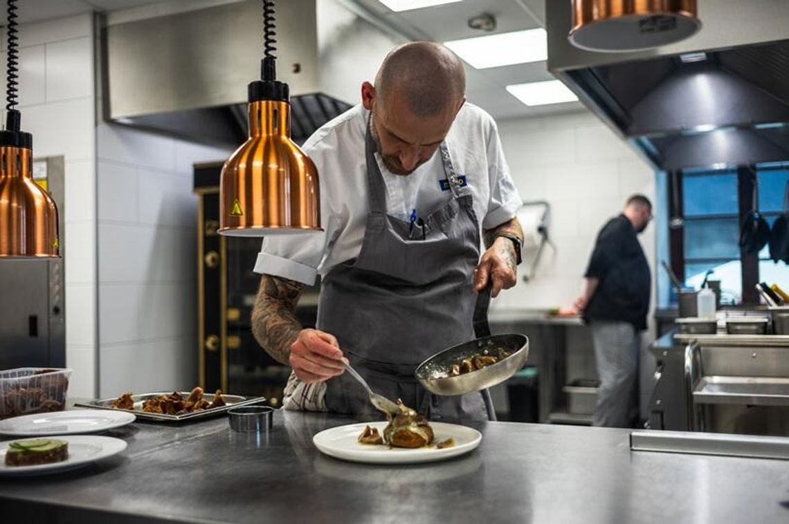 Ten tatar z jagnięciny w Lublinie podbija internet. Sekret tkwi w czarnym czosnku