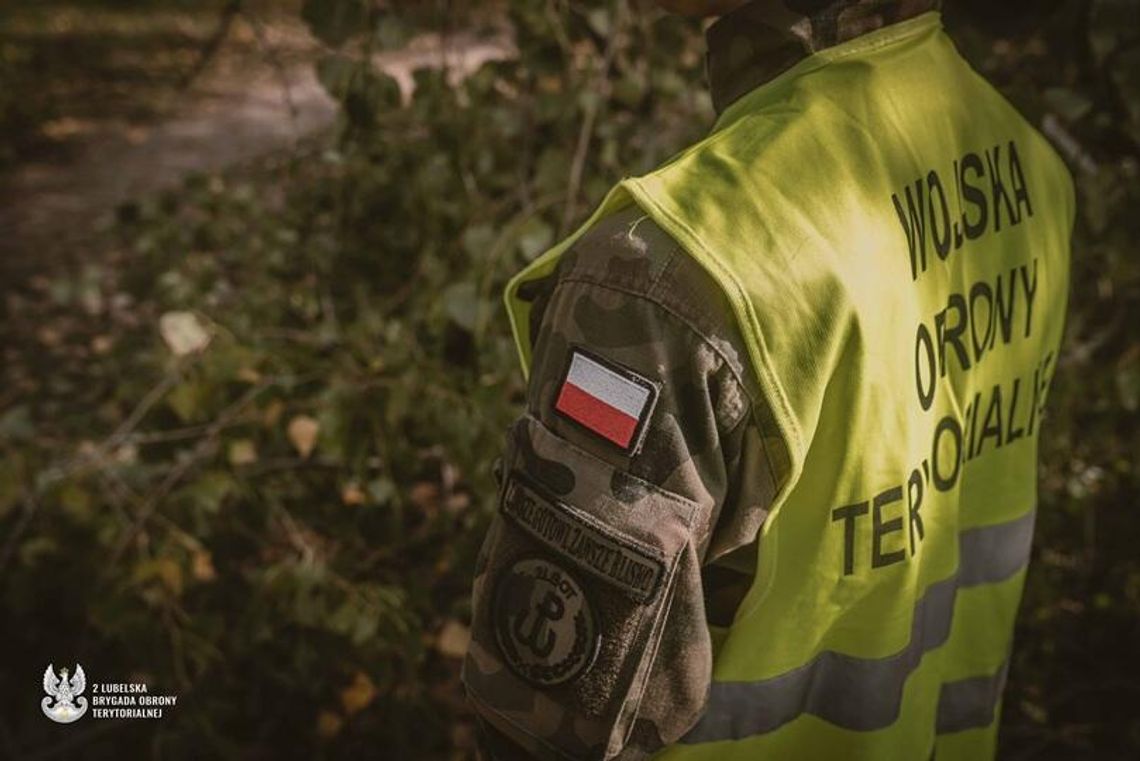 Terytorialsi w akcji. Żołnierze 2 LBOT zabezpieczają miejsce odnalezienia niezidentyfikowanego obiektu Terytorialsi w akcji. Żołnierze 2 LBOT zabezpieczają miejsce odnalezienia niezidentyfikowanego obiektu