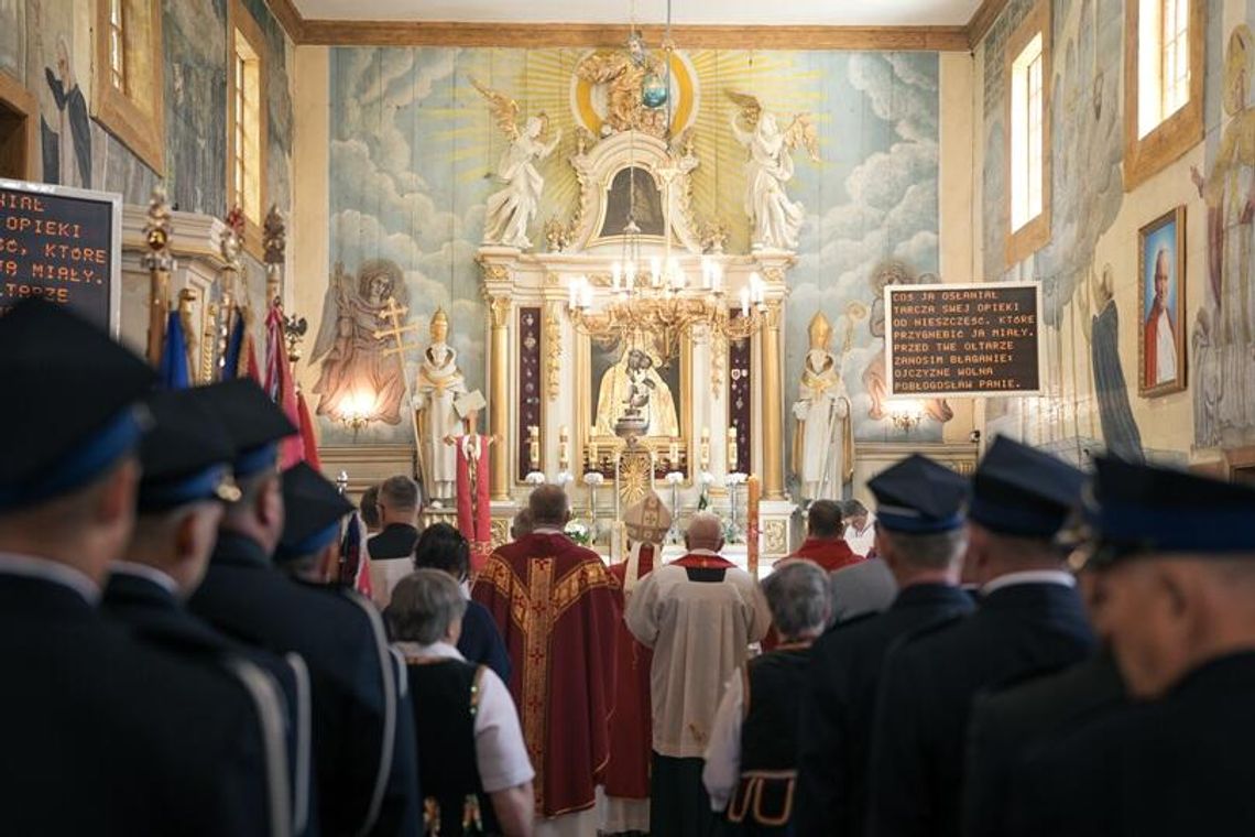 Unijne miliony uratowały zabytkowy kościół w Zofiborze. Drewniana świątynia zachwyca po remoncie