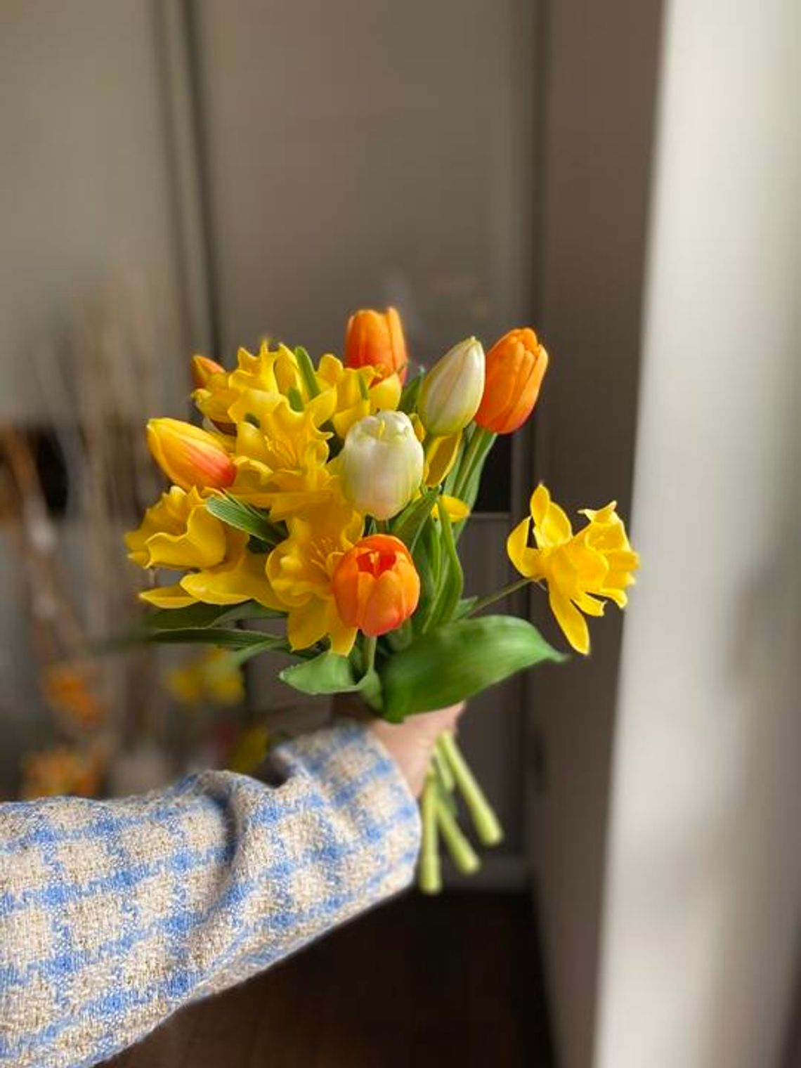 W czym usiąść do wielkanocnego stołu? Stylistka radzi, jak połączyć wygodę i klasę