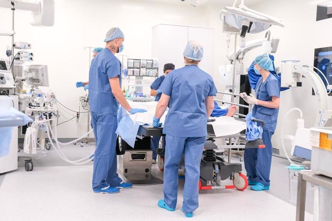 Wyjątkowa operacja w Lublinie. Pacjent stanął na nogi tego samego dnia