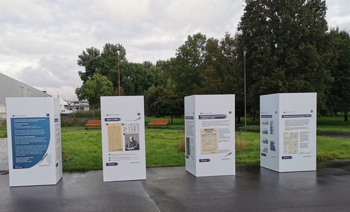 Wystawy plenerowe dotyczące historii spisów powszechnych.