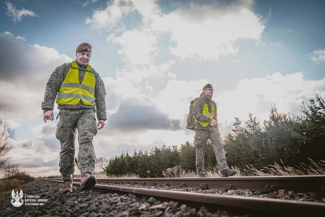Żołnierze 2 LBOT wspierają służby w zabezpieczeniu infrastruktury kolejowej na Lubelszczyźnie
