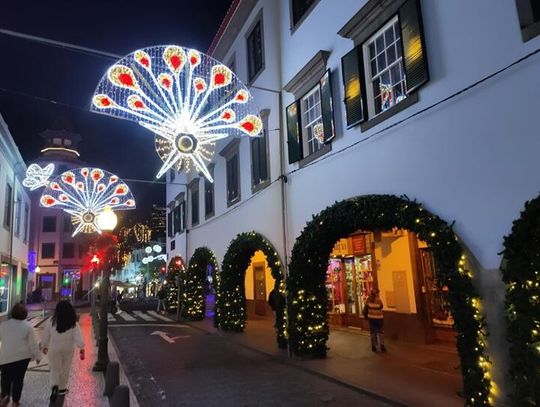 Boże Narodzenie pod palmami. Funchal zachwyca świąteczną iluminacją